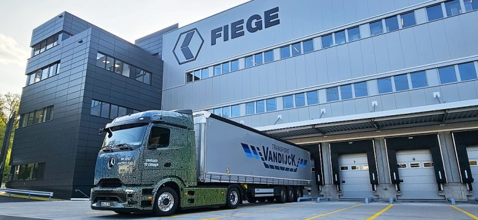 Vandijck Transport testet eActros 600 auf über 1.500 Kilometer langer FernverkehrsstreckeVandijck Transport tests the eActros 600 on a long-haul route of over 1,500 kilometers