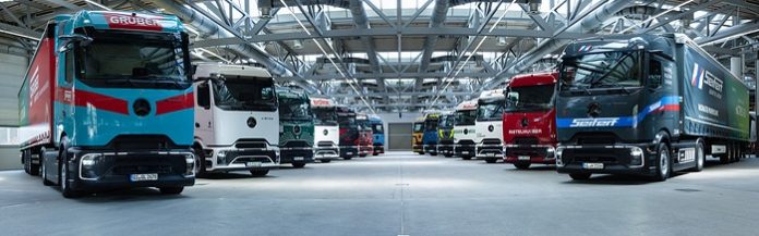 Elektrifizierte Werkslogistik in Wörth: 14 eActros 600 starten mit Sternfahrt auf FernverkehrsroutenElectrified plant logistics in Wörth: 14 eActros 600 launching on long-haul routes