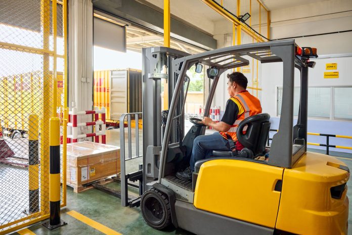 S4 P1 dhl_group_81z3r0n6om_24-11-dhl-10910-multimodal-hub-container-loading_large copy